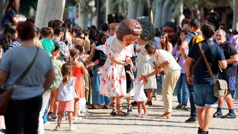 La Xiqueta saludant a nens i nenes. FOTO: Alba Mariné