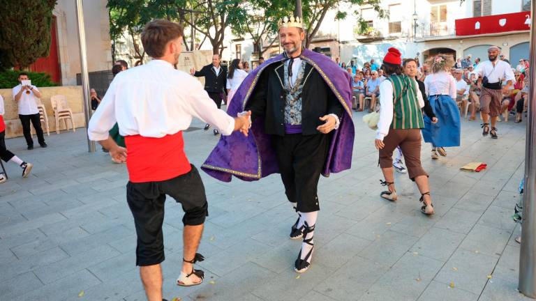 La Representació del Ball de Sant Esteve, ayer por la tarde en el centro de Vila-seca. foto: alba mariné