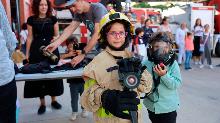 $!Dos niños durante la visita al Parc de Bombers de Reus, una de las favoritas entre los pequeños. FOTO: Alba Mariné