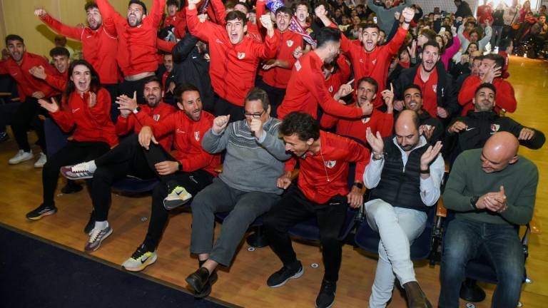 La plantilla del Barbastro celebra su emparejamiento con el Barcelona tras el sorteo. Foto; EFE