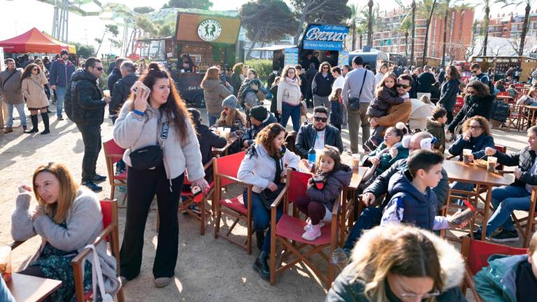 $!La zona de ‘food trucks’, llena a rebosar. Foto: Alba Mariné