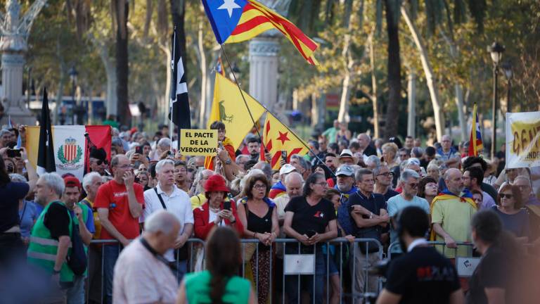 Numerosas personas de este jueves cerca del Parlament, antes del discurso de Puigdemont. Foto: EFE