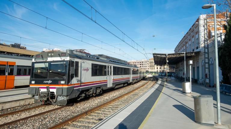 La estación del tren de Tortosa, desde la que saldrá el nuevo Avant que enlazará con Barcelona. foto: Joan Revillas