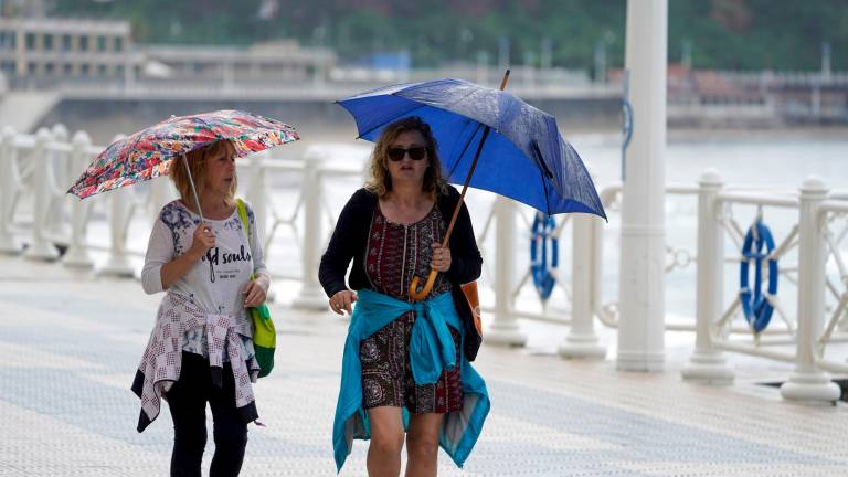 Dos mujeres bajo la lluvia en una imagen reciente. Foto: EFE