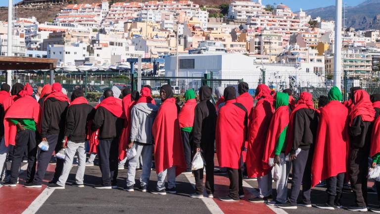 Un grupo de migrantes llegado a la isla de El Hierro (Canarias) este lunes, después de ser derivados a Tenerife en el puerto de Los Cristianos. FOTO: EFE