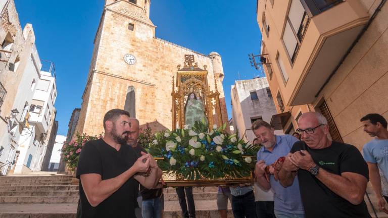 La imatge de la Verge del Remei es trasllada cada dia a la mateixa hora des de l’església fins a l’altar del sector corresponent. Foto: Joan Revillas