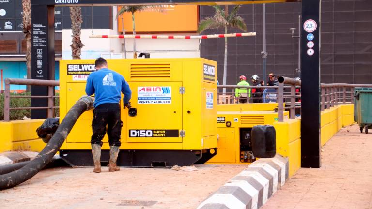 $!Una máquina retira agua del parking del Centro Comercial Bonaire, en Aldaia. Foto: ACN (Gemma Sánchez/Mar Rovira)