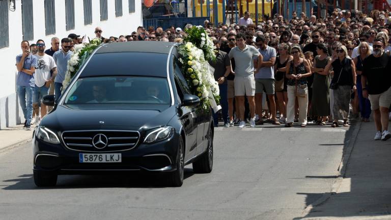 El coche fúnebre con los restos del pequeño Mateo, en su camino al cementerio de Mocejón escoltado por los vecinos. Foto: Chema Moya/efe