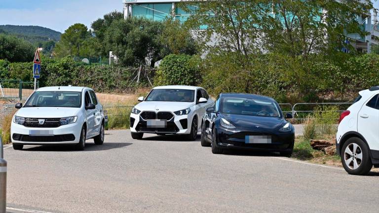 $!Coches parados en la semirotonda de la avenida de Castellvell. FOTO: Alfredo González