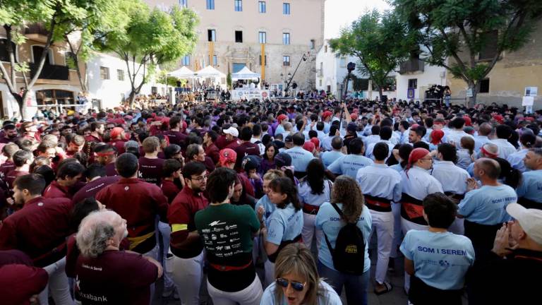 Imatge de totes les colles participants en la primera jornada del XXIX Concurs de Castells a la plaça de Torredembarra. Fotos: Marc Bosch