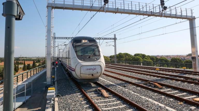 Un tren a su paso por la estación de Cambrils. Foto: Alba Mariné