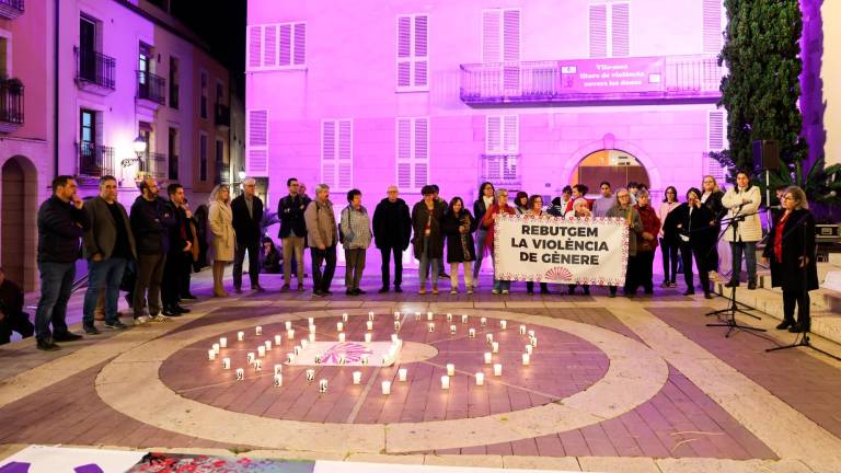 $!La fachada del Ayuntamiento se ha iluminado de lila para la ocasión. Foto: Alba Mariné