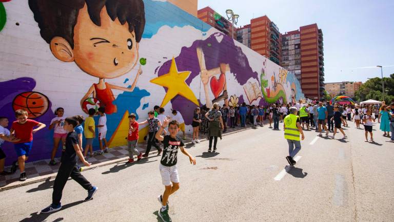 El alcalde, Rubén Viñuales, se lanzó a pintar un dragón sin ninguna plantilla ni dibujo previos. foto: àngel ullate