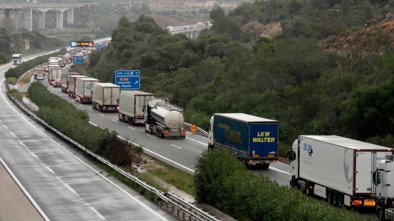 Autopista colapsada en sentido norte, en Terres de l’Ebre. Foto: Joan Revillas