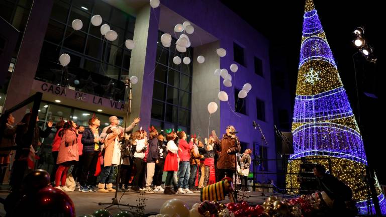 Escolares de Cambrils cantaron villancicos y lanzaron globos al cielo. FOTO: A. Mariné