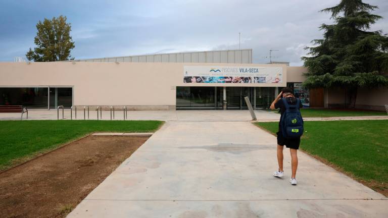 Los problemas en la cubierta de las piscinas municipales se han agudizado tras las últimas lluvias. Foto: Alba Mariné