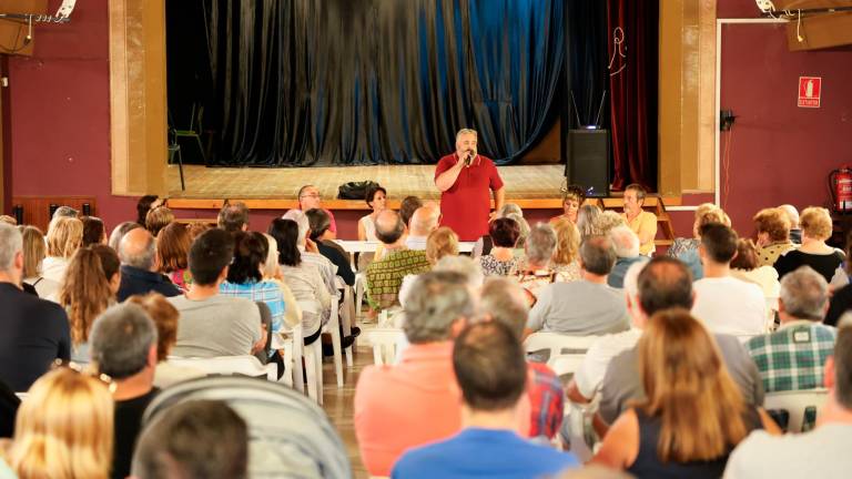 La reunió que es fa fer dimarts a Riudecanyes, amb l’alcalde Ernset Roigé al micròfon. Foto: A. M.