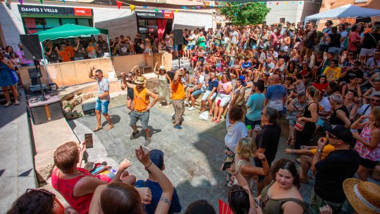 Centenares de personas se han reunido este mediodía en la Plaça Dames i Vells. FOTO: Marc Bosch