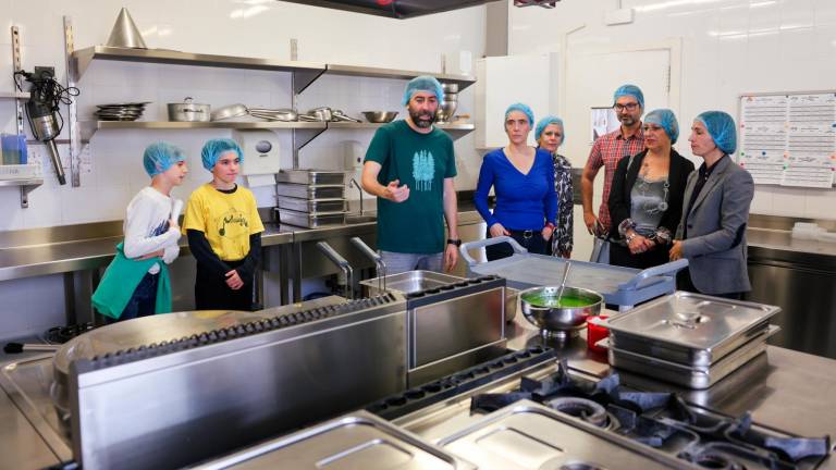 La nova cuina de l’Alberich i Casas permet que els dinars es cuinin a la mateixa escola. FOTO: Alba Mariné