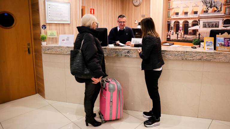 Imagen de archivo de dos turistas en la recepción d eun hotel de Reus. Foto: Alba Mariné