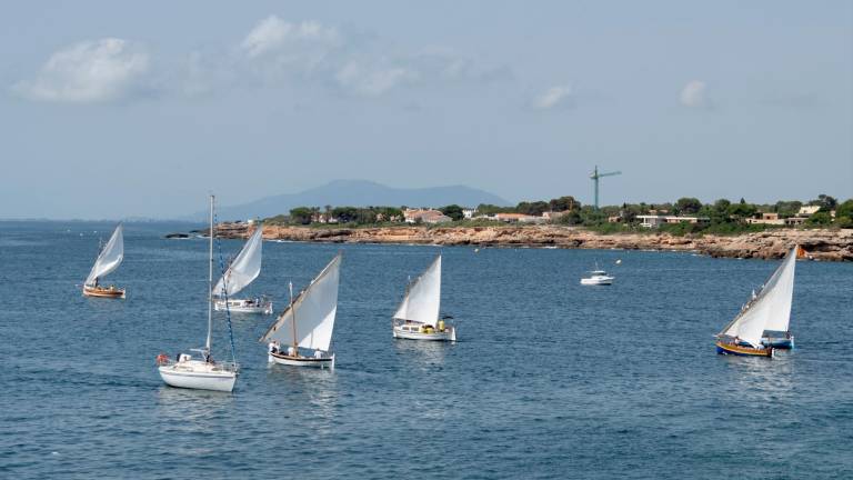 Embarcacions de vela llatina navegant a l’Ametlla de Mar. foto: Joan Revillas