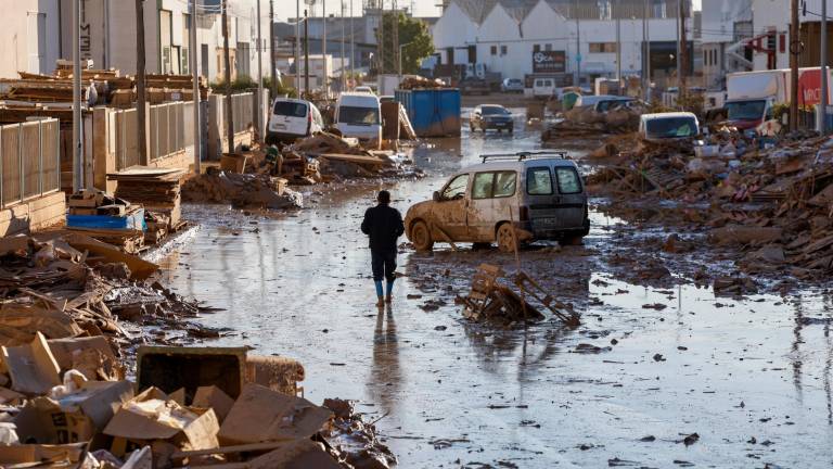 Un hombre caminando ayer por una calle del polígono de Catarroja (València). foto: efe