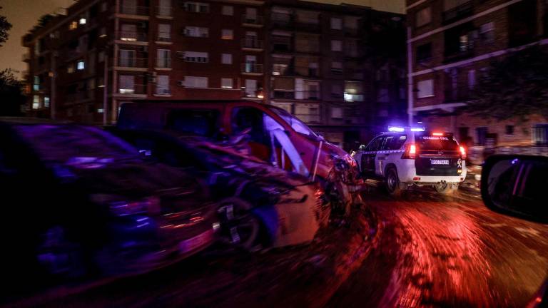 Efectivos de los GRS de la Guardia Civil patrullan anoche por las calles de Paiporta. Foto: EFE