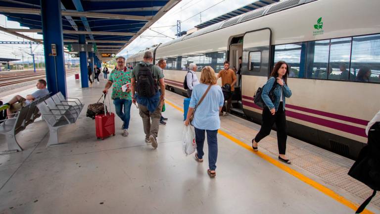 Usuarios bajando de un Avant en la estación de Camp de Tarragona. Foto: Marc Bosch