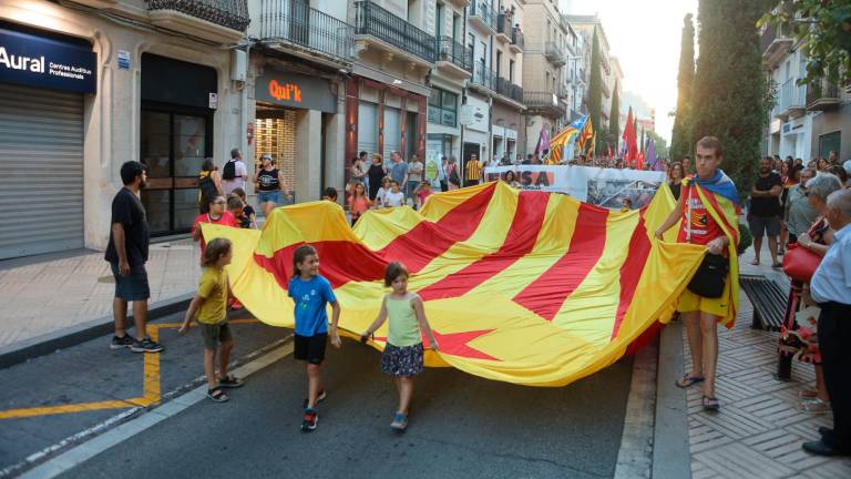 $!Una gran estelada en la cabecera de la manifestación, al paso por la calle Sant Joan. Foto: Alba Mariné