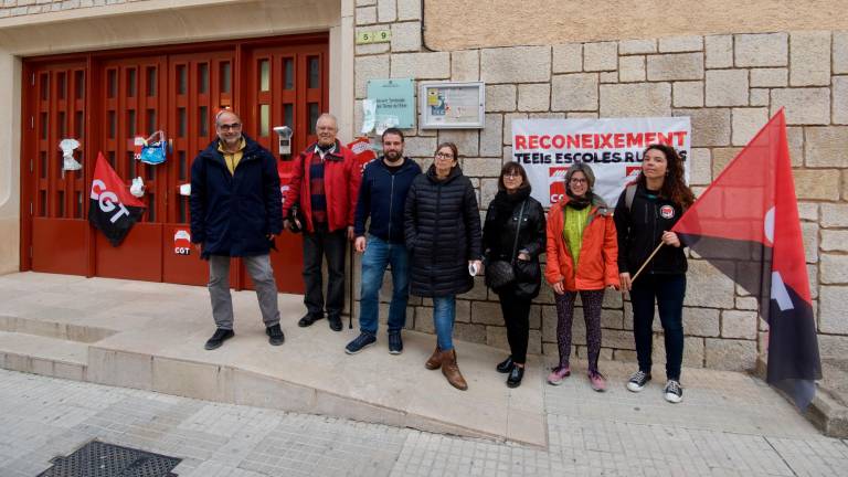 El sindicat CGT i tècniques afectades van protestar davant la seu dels Serveis Territorials d’Educació a Tortosa. Foto: J. Revillas