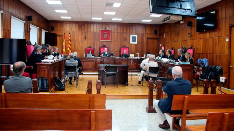 Cuatro de los ocho acusados por el caso del Parc Central de Tarragona al inicio del juicio que ha comenzado después de 30 años. Foto: ACN