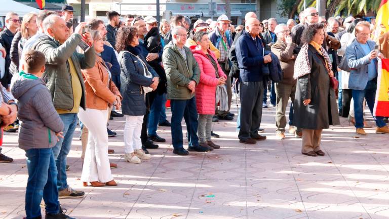 Un centenar de personas asisten a un acto del Día de la Constitución en Tarragona. Foto: ACN