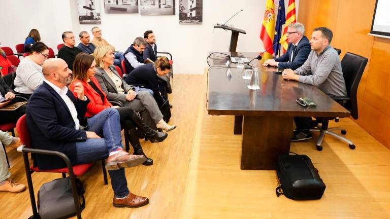 Antes de iniciarse la nueva reunión de seguimiento del Pla d’Alternativas de Transport presidida por el responsable de Rodalies. foto: Alba Mariné