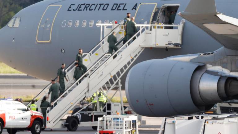 La tripulación que ha viajado a Tailandia regresa al avión medicalizado enviado por el Ministerio de Defensa tras repatriar a un ciudadano vasco gravemente enfermo, cuya vida peligra, este domingo en el aeropuerto de Bilbao procedente de Bangkok. Foto: EFE