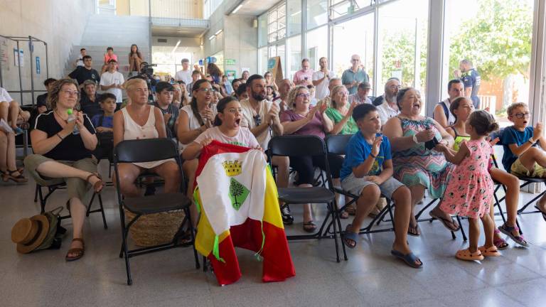 Vecinos de todas las generaciones del Morell vivieron con emoción la final de Molné. foto: Àngel ullate