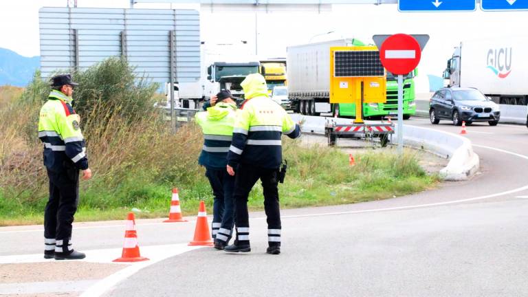 Tres mossos en la rotonda de Llers que da acceso a la autopista. Foto: ACN