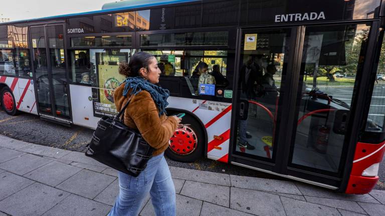 Una usuario, a punto de subir al bus 54 de la EMT. Foto: Àngel Ullate