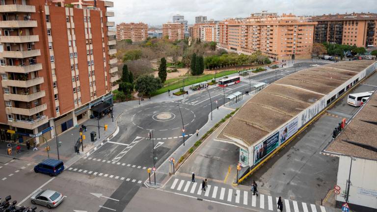 El complejo Battestini, ya con los buses, paradas y viajeros de la EMT en su interior. Foto: Marc Bosch