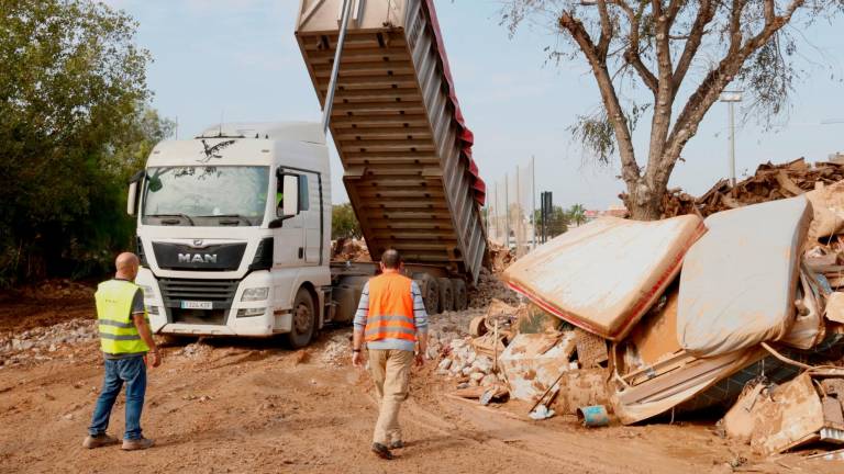 Un camión descarga residuos de la DANA en un vertedero habilitado en Alfafar. Foto: ACN