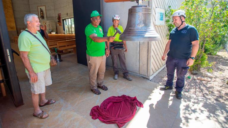 Las dos campanas, dedicadas al Beato Manuel Domingo y a Santa Maria de la Serra, ya se encuentran colgadas y en uso. Foto: Marc Bosch