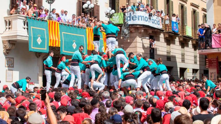 Els Castellers de Vilafranca, construint ahir el 3d10fm, castell que van aconseguir carregar. Foto: Marc Bosch