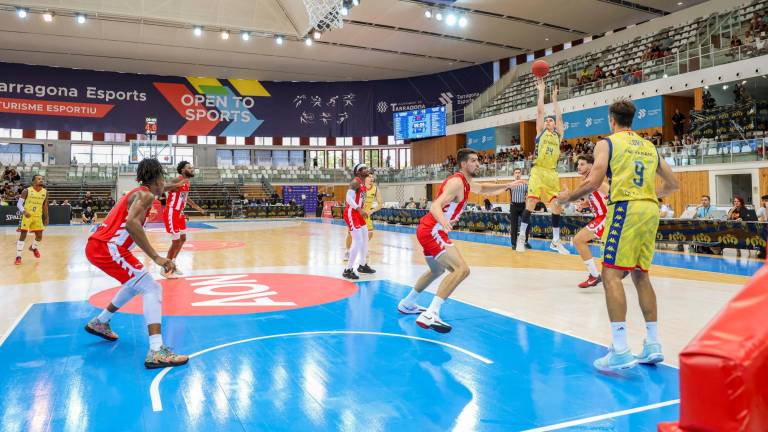 El jugador del Andorra Kyle Kuric lanza de tres ante la defensa gerundense, con el pívot de Tortosa Joan Sorolla a la espera del rebote. Foto: Ángel Ullate