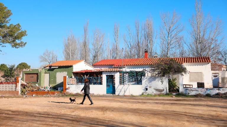 Las últimas casas por derribar se encuentran en un avanzado estado de degradación. Foto: Alba Mariné