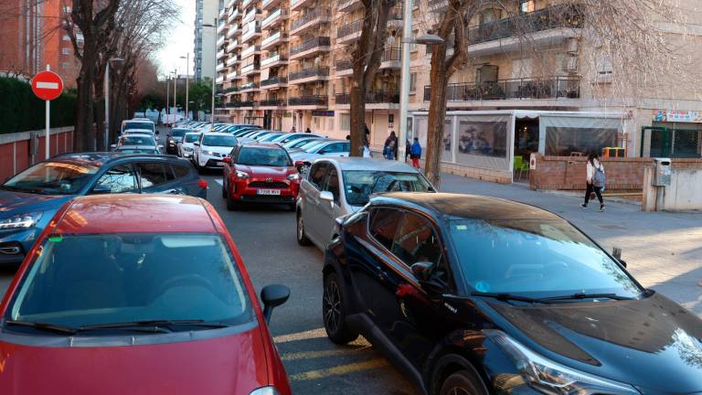 Coches en la calle Joan Baptista Plana en hora punta. Foto: Àngel Ullate