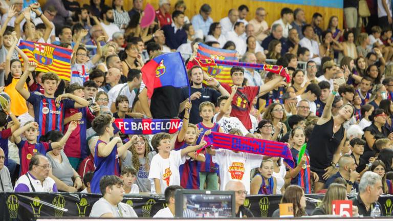 Jóvenes seguidores alentando al Barça. FOTO: Àngel Ullate