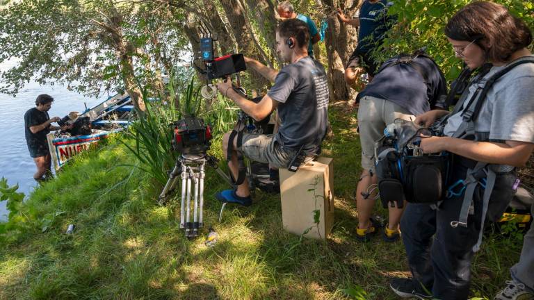 Miembros del equipo técnico en un momento del rodaje del cortometraje ‘Saurí’ cerca del río Ebre. Foto: Joan Revillas