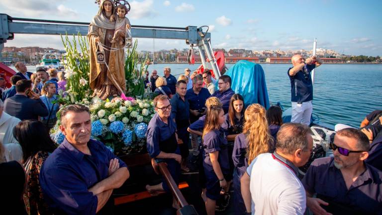 La Virgen del Carme recorrió el puerto en una de las embarcaciones . foto: MARC BOSCH