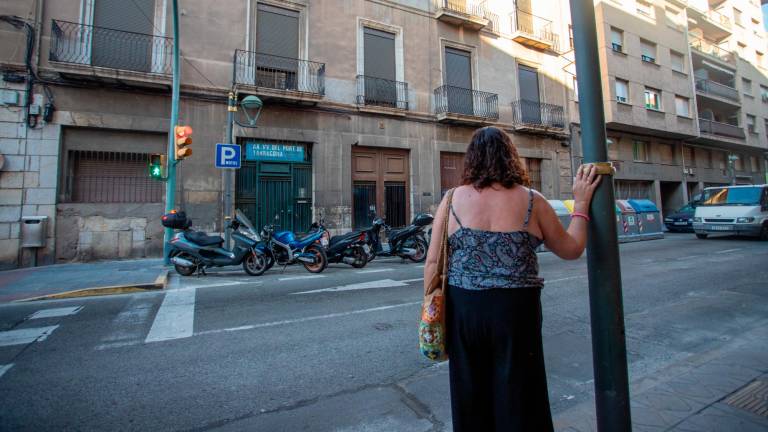 $!Montse Alabart, de espaldas, mirando el edificio incendiado, en la calle Reial, número 9. FOTO: MARC BOSCH