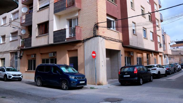 Imatge dels baixos que ocupava l’antiga seu de CDC del carrer Góngora d’Amposta i que ha adquirit l’Ajuntament. Foto: ACN