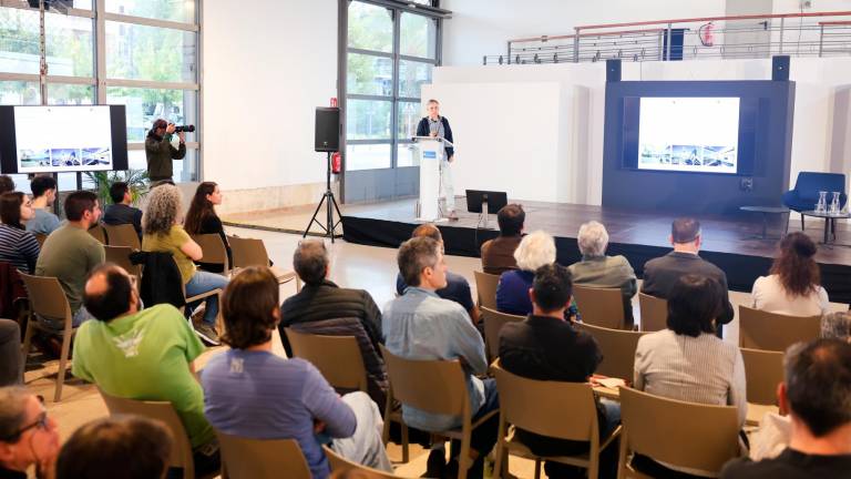 Ponencia de Ferran Aguilar, coordinador del proyecto de reintroducción del halcón peregrino en el Port de Tarragona. foto: alba mariné